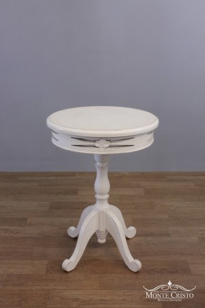 Mesa lateral branca provençal com entalhe